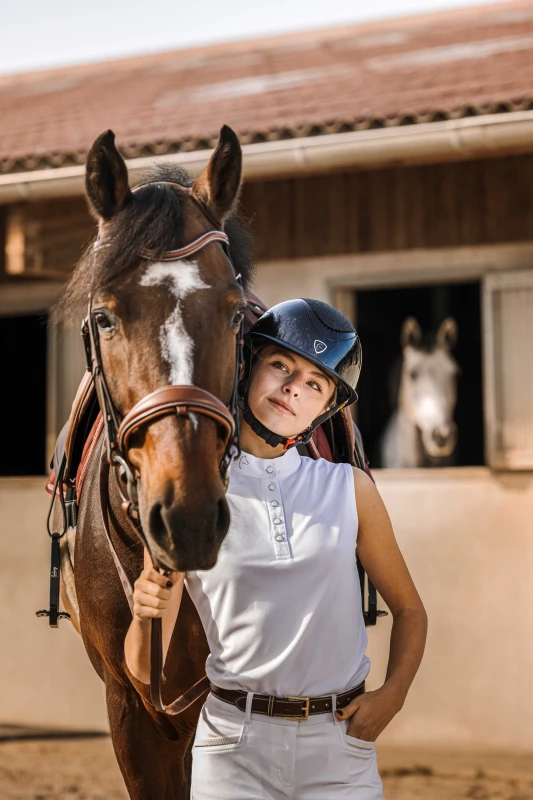 bluzka konkursowa damska, koszulka jeździecka bez rękawów, odzież dla amazonek, polo do jazdy konnej, EQUITHÈME Molly, strój na zawody jeździeckie, elegancka koszulka konkursowa, damska odzież jeździecka, lekka koszulka mesh