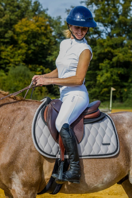 koszulka konkursowa damska, EQUITHÈME EK-Judith, polo jeździeckie bez rękawów, odzież konkursowa dla amazonek, elegancka koszulka do jazdy konnej, strój na zawody jeździeckie, damska odzież jeździecka, techniczna koszulka sportowa
